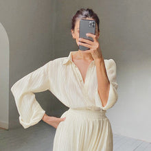 Pleated shirt amd wide-leg mopping drape trousers suit